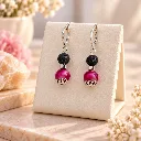 Boucles d’oreilles fuchsia sur présentoir ivoire.webp