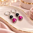 Boucles d’oreilles fuchsia sur plateau doré.webp