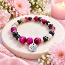 Bracelet rose et cristal sur marbre.webp