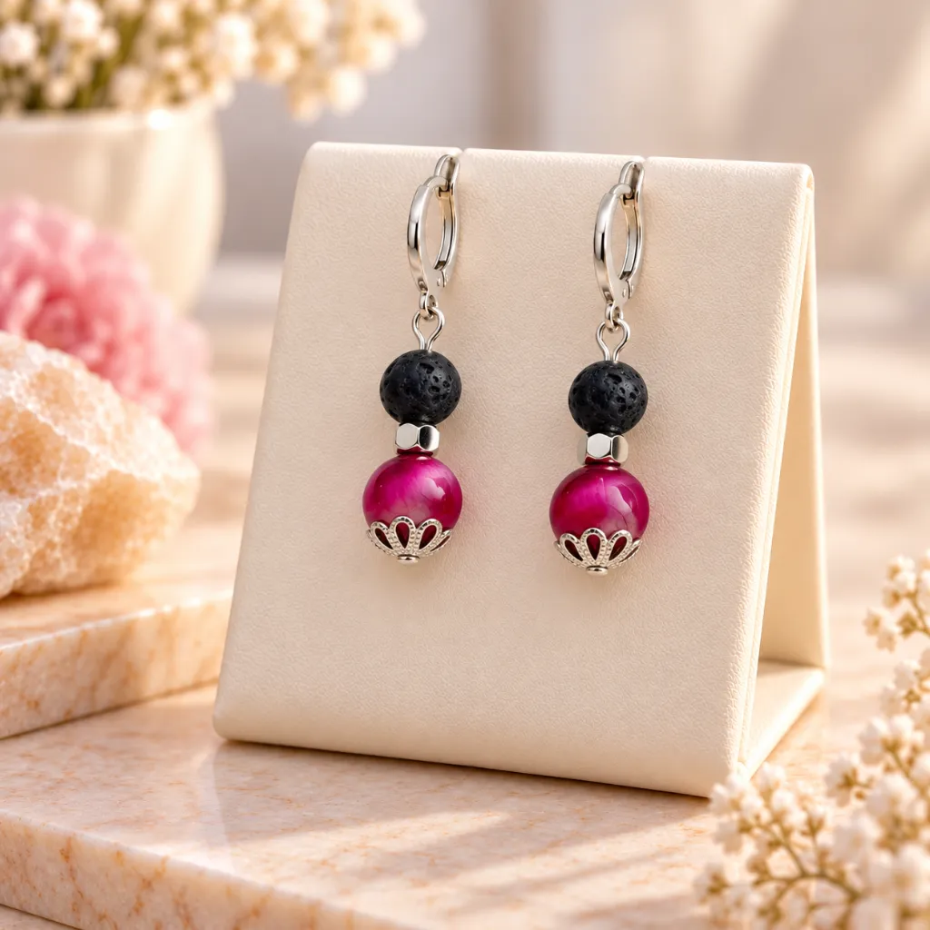 Boucles d’oreilles fuchsia sur présentoir ivoire.webp