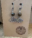 Boucles d'oreilles en Pierre semi-précieuse Oeil de tigre ~ Protection ~ Dormeuse en acier inoxydable et breloque Fleur de Lotus