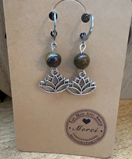 Boucles d'oreilles en Pierre semi-précieuse Oeil de tigre ~ Protection ~ Dormeuse en acier inoxydable et breloque Fleur de Lotus