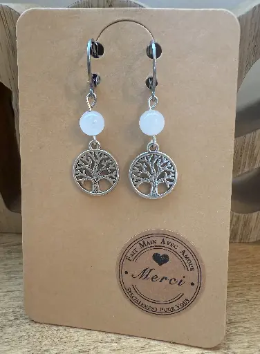 Boucles d'oreilles en Pierre semi-précieuse Jade blanc ~ Chance et Amitié ~ Dormeuse en acier inoxydable et breloque Arbre de vie